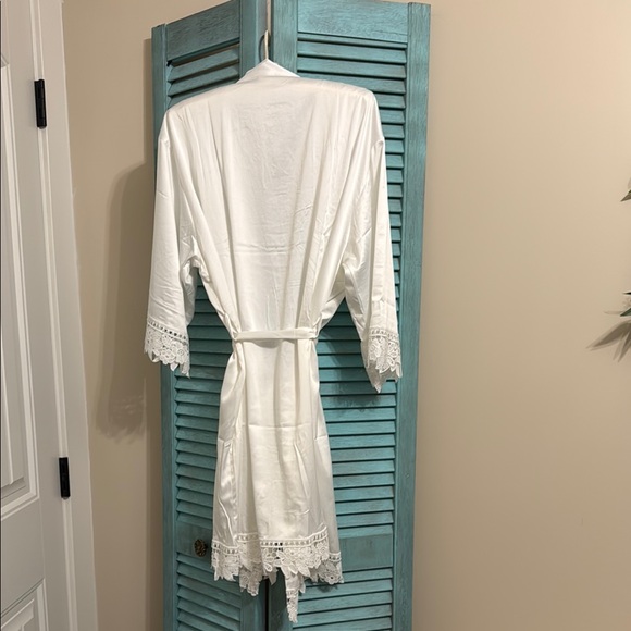 Elegant White Lace Trim Robe - Picture 2 of 2